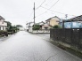 穏やかで落ち着いた時間が流れる、静かな住宅街の風景が暮らしの安らぎを感じさせます。