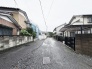 落ち着いた住宅街の風景が広がり、日々の暮らしに穏やかな安らぎを感じさせる環境です。