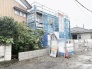新しい暮らしの基盤となる建物が、日々の営みを支える穏やかな住環境の中で着実に形作られています。