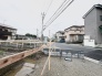 穏やかな住宅街に位置し、これから始まる新しい暮らしの可能性を感じさせる落ち着いた環境です。
