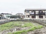穏やかな住宅街に位置する、将来の暮らしを自由に思い描ける広々とした土地が広がっています。