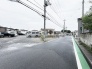 落ち着いた住宅地の一角に位置し、穏やかな日常の始まりを予感させる穏やかな景観が広がっています。