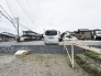 周辺環境と調和したフラットで整った敷地が、自由なプランニングを叶える穏やかな暮らしのベースとなります。