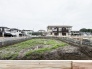 穏やかな住環境に包まれた、これからの暮らしの拠点となる広々とした開放的な敷地です。