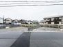 穏やかな住宅街に位置する、新しい暮らしの始まりを静かに予感させる整った敷地です。