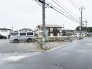 ゆったりとした空気が流れる閑静な住宅街で、暮らしの基盤を築くための穏やかな広がりを感じる場所です。