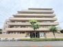 落ち着いた街並みに溶け込む、端正な佇まいと重厚感のある低層のフォルムが心地よい暮らしを予感させます。