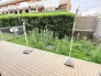 緑豊かな植栽がプライベートな心地よさを演出し、ゆとりある余白が穏やかな日常を育む空間です。