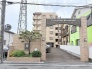 街の風景に穏やかに溶け込み、心地よい落ち着きを感じさせる佇まいが日々の帰宅を温かく迎えてくれます。