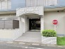 端正な佇まいが訪れる人を穏やかに迎え入れ、日々の暮らしに静かな安心感をもたらすアプローチです。