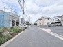 落ち着いた戸建てが立ち並び、穏やかでゆったりとした時間が流れる住宅街の風景です。