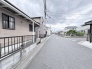 穏やかな時間が流れる落ち着いた住宅街で、日々の暮らしに心地よい静けさを添えてくれる住環境です。