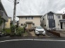 閑静な住宅街に佇む、日々の暮らしに安らぎと落ち着きをもたらす住まい。