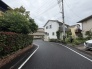 緑豊かな植栽が街並みに彩りを添え、穏やかな時間が流れる落ち着いた住環境です。