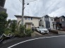 落ち着いた住宅街の雰囲気に馴染む、日々の暮らしを穏やかに包み込む佇まいです。