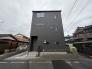 洗練された落ち着きと端正なシルエットが、街並みに静かな個性を添える住まいです。