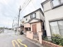 街並みに自然と馴染みながらも、温かみのある佇まいが日々の暮らしを優しく受け止めてくれる住まいです。