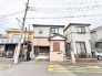 落ち着いた色合いの外壁と街並みに馴染む佇まいが、穏やかな暮らしの始まりを感じさせます。