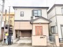 素材の異なる外壁が調和し、街並みに落ち着いた佇まいを見せる住まいです。