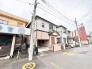 落ち着いた佇まいの外観が街並みに馴染み、穏やかな日常を予感させる住まいです。