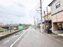 川沿いの静けさが心地よい、穏やかな街並みに溶け込む落ち着いた住環境です。