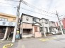 街並みに馴染む落ち着いた佇まいで、日々の暮らしを穏やかに受け止めてくれる住まいです。