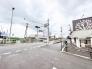 日々の暮らしを支える利便性の高い環境が整い、街とのつながりを感じながら健やかに過ごせる開放的な立地です。