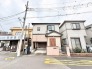 街並みに調和する落ち着いた佇まいで、日々の暮らしに静かな安心感をもたらしてくれる住まいです。