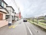 穏やかな川沿いの並木道が続き、日々の暮らしに安らぎを感じさせる落ち着いた住環境が広がっています。