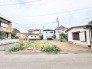 周囲の街並みに溶け込む、穏やかな空気が流れる閑静な住宅街の一角です。