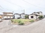 静かな住宅地の一角に位置し、開放的な空の広がりを感じる落ち着いた佇まいの区画です。