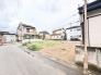 閑静な住宅街の一角に位置し、穏やかな暮らしを育むことができる落ち着いた環境が整っています。
