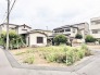 周辺環境と調和する穏やかな街並みに位置し、日々の暮らしに安らぎを感じられる落ち着いたロケーションです。