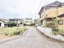 穏やかな空気が流れる閑静な住宅街で、これからの暮らしの可能性を静かに描き出せる場所です。
