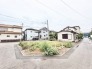 穏やかな住宅街に位置する、日々の暮らしに静かな落ち着きをもたらす広がりある敷地です。