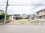 周囲の落ち着いた環境に溶け込み、自由な発想で暮らしを形にできるゆとりある広さが魅力的な敷地です。