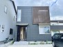 洗練されたダークトーンの外壁が、街並みに落ち着きと確かな存在感をもたらす佇まいです。