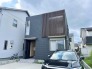洗練された外観デザインが街並みに調和し、住まう人の個性を静かに物語る佇まいです。