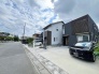 洗練された外観が街並みに馴染み、穏やかな日常の風景を形作る住まいです。