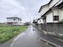 静かな街並みに溶け込み、日々の暮らしが穏やかに流れる落ち着いた住環境が広がります。
