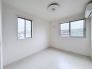 余計な装飾を削ぎ落としたシンプルな空間は、住まい手の感性に合わせて自由に彩りを添えることができます。