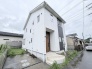 白と黒のコントラストが洗練された印象を与え、日々の暮らしに心地よい落ち着きをもたらす住まい。