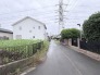 静かな住宅街の景観に溶け込む、落ち着きのある穏やかな街並みが広がる周辺環境です。