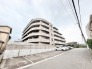 街並みに溶け込む洗練されたフォルムが、日常に落ち着きと安心感をもたらす住まいです。
