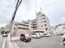 落ち着いた色合いのタイル張りの外観が、街並みに静かに溶け込む穏やかな佇まいを見せています。