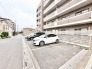 日々の暮らしにゆとりをもたらす、敷地内に確保された整った駐車スペースです。
