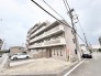 落ち着いた街並みに馴染むタイル貼りの外観が、日々の暮らしに安心感をもたらしてくれます。