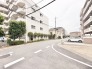落ち着いた住宅街の風景が広がり、穏やかで心地よい日常が感じられる周辺環境です。