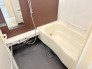 広めでくつろぎやすいユニットバスです。