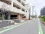 通りから１本入った交通量の少ない前面道路